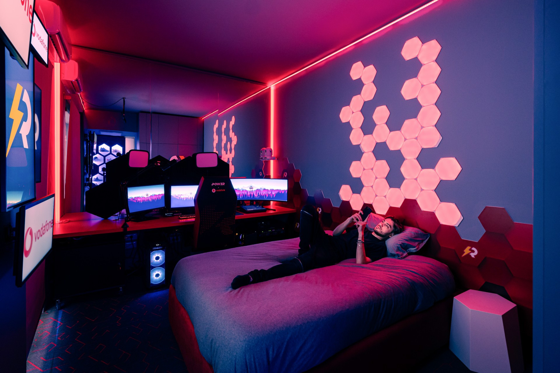 Fabio Novembre Gestaltet Die Gaming Rooms Von Favj Und Pow3R within Gaming Schlafzimmer