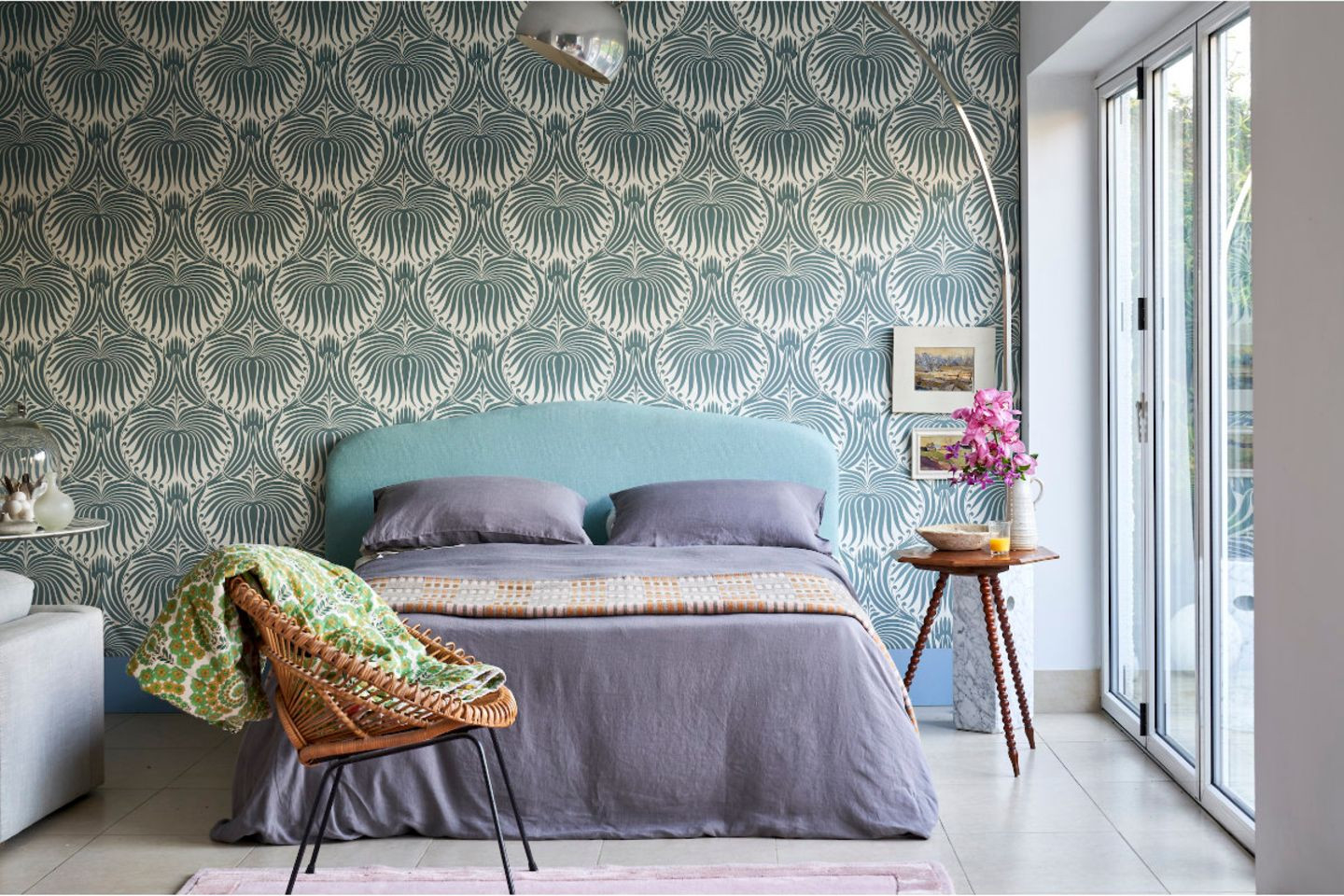 Ideen Für Die Wand Hinterm Bett: Tapete Von Farrow &amp; Ball pertaining to Tapeten Ideen Schlafzimmer