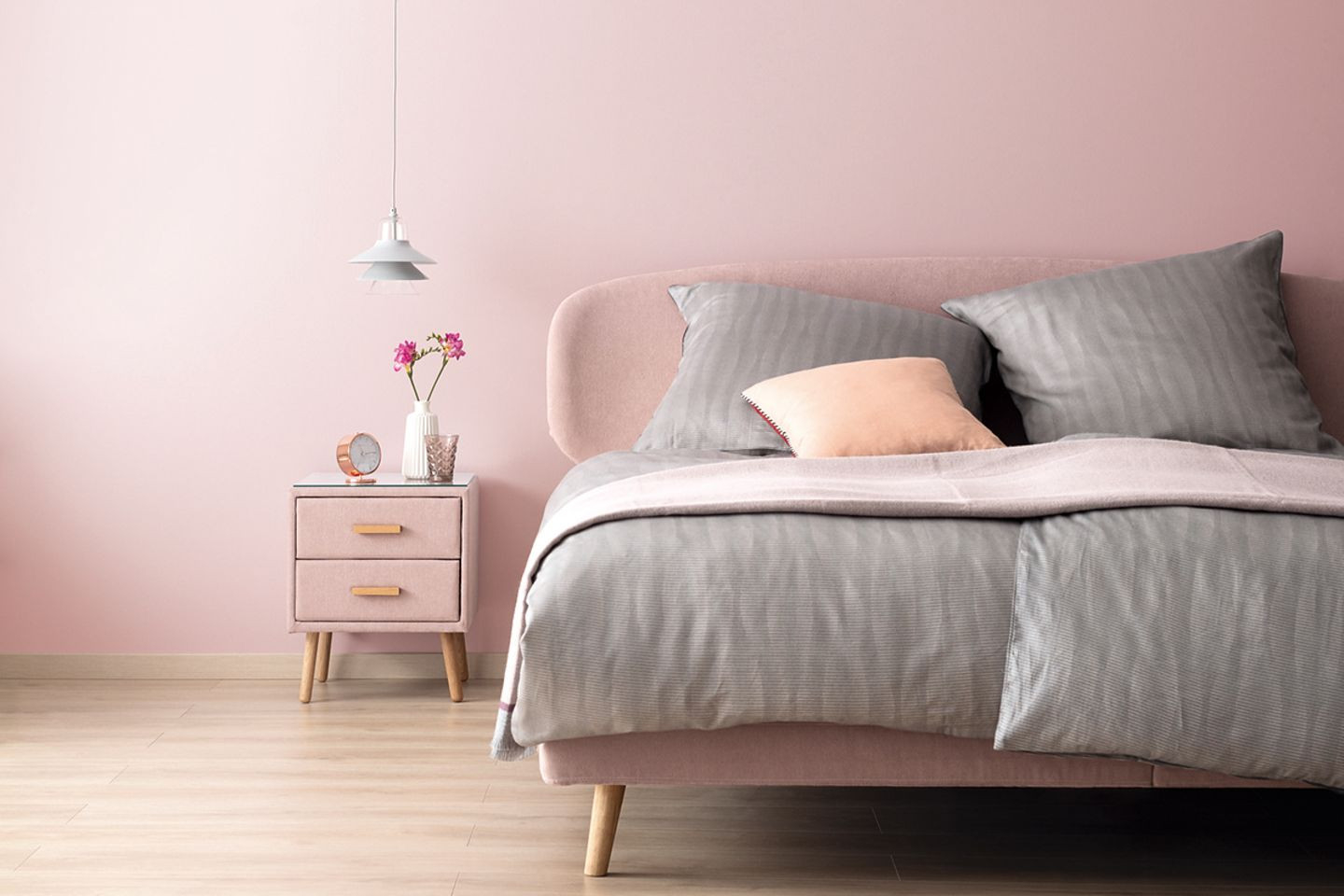 Schlafzimmer In Rosa Mit Grauer Bettwäsche - [Schöner Wohnen] inside Schlafzimmer Ideen Grau Rosa