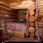 Schlafzimmer Mit Holzwänden Und Bett Im Alkoven Stockfotografie Intended For Alkoven Schlafzimmer