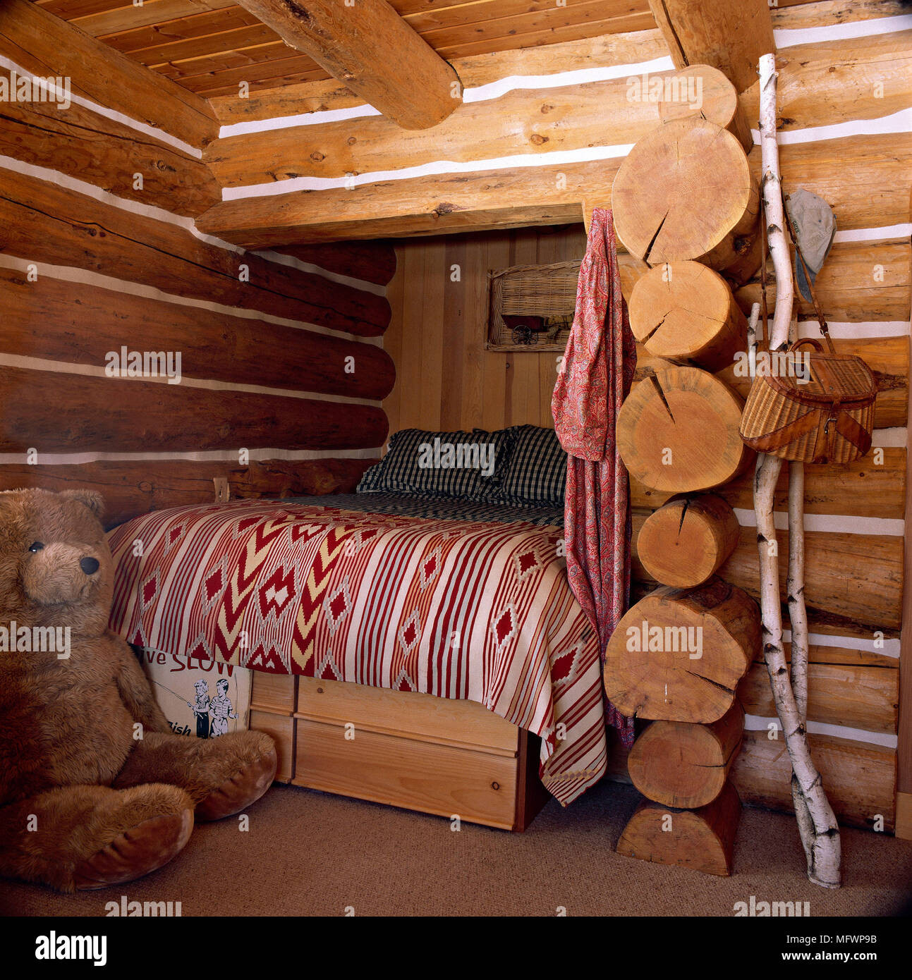 Schlafzimmer Mit Holzwänden Und Bett Im Alkoven Stockfotografie intended for Alkoven Schlafzimmer