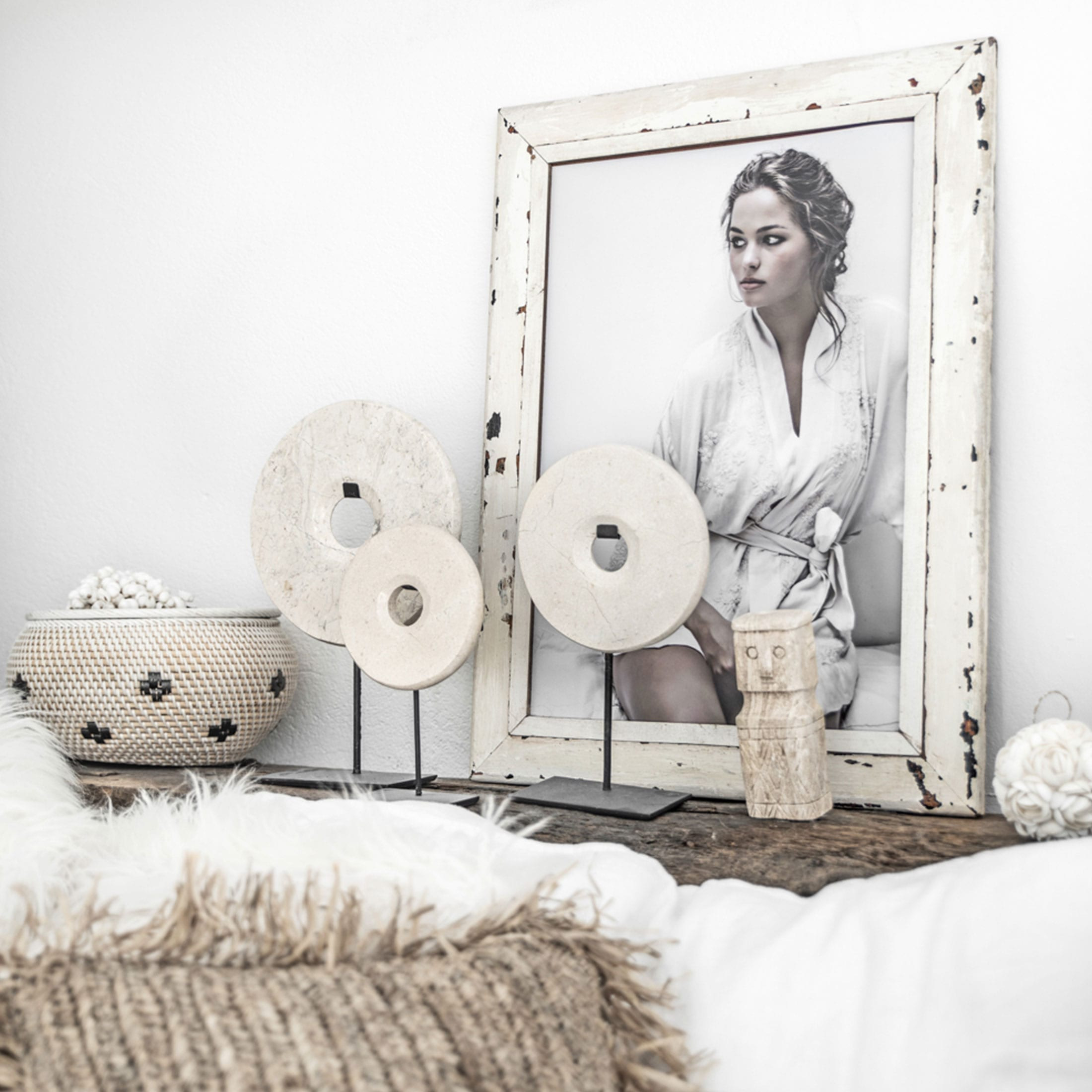 Deko Aus Marmor Auf Einem Ständer | Marble Disc In Weiß Im Boho Look with regard to Boho Deko Schlafzimmer